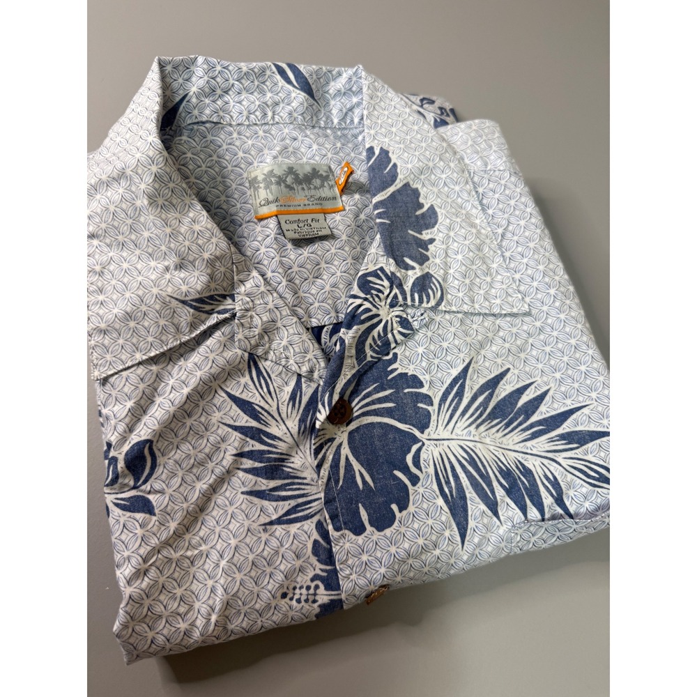Quiksilver Edition Mens Large Blue White Hibiscus Floral Comfort Fit Camp Shirt